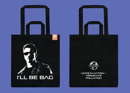 Дизайн на тъмната goodbag Arnold Schwarzenegger с текст „I'll be back“.