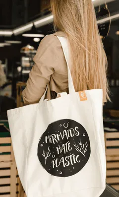 Жена носеща goodbag с едноцветен ситопечат с надпис „Русалките мразят пластмасата“