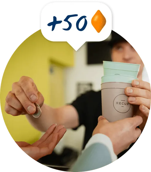 Ein Barista, der einige RECUPs zurücknimmt und Geld zurückgibt