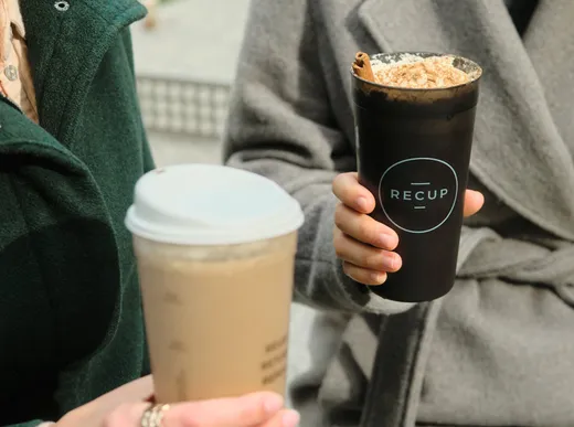 Zwei Menschen, die RECUPs halten