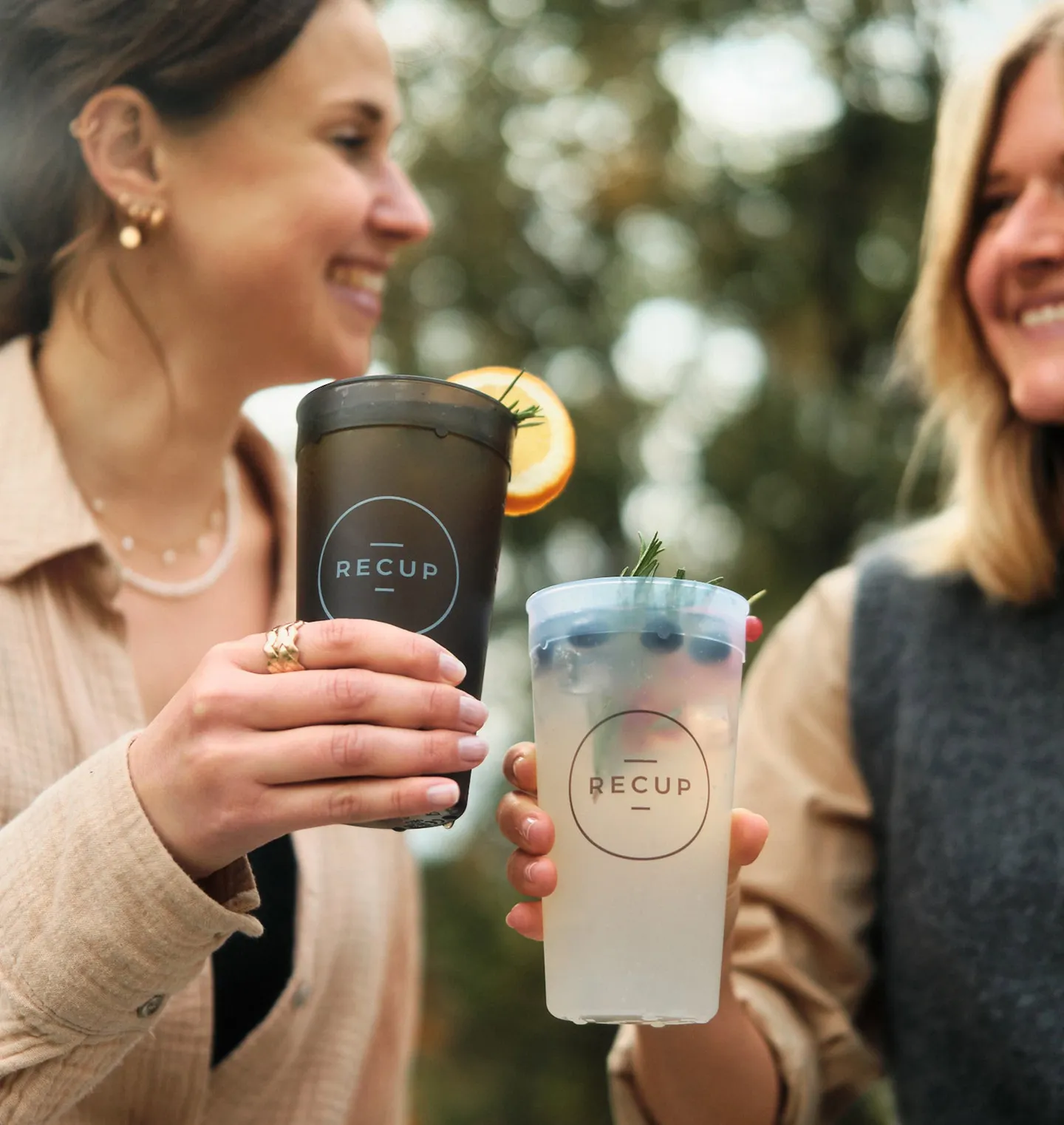 Zwei Frauen, die RECUPs halten
