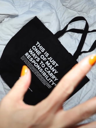 Eine schwarze Goodie Bag für ein Nachhaltigkeitsevent