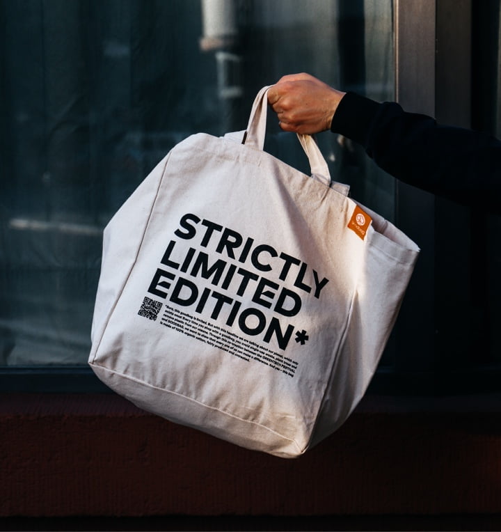 Eine Event-Goodiebag für Greentech Festival mit dem Aufdruck „strictly limited edition“