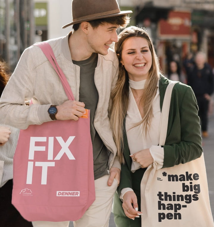 Ein Paar mit zwei unterschiedlichen, individuell gestalteten goodbags