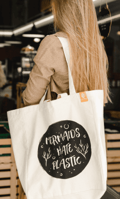 Frau trägt eine goodbag mit einfarbigem Siebdruck und dem Aufdruck „Mermaids hate plastic“