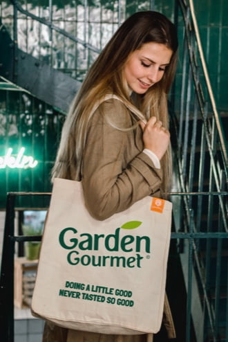 Eine Frau mit einer Garten-Gourmet-goodbag