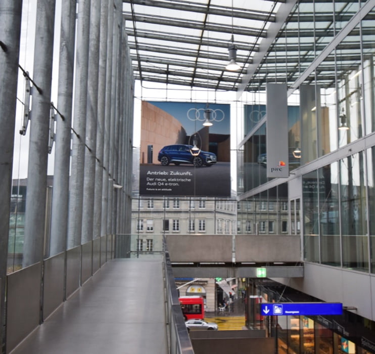 Ein Megaposter im Berner Bahnhof
