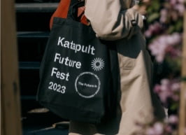 Sacos de presente goodbag no evento futurista Katapult