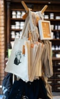Sacos tote sustentáveis goodbag oferecidos em um estande em uma loja