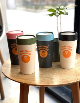 Quatre variantes de couleur de goodcup dans un café.